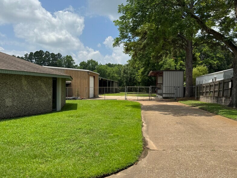 More Photos Of 1208 S Chestnut St, Lufkin Showroom For Sale