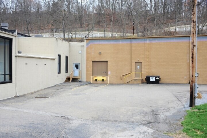 More Photos Of 1301-1371 Saw Mill Run Blvd, Pittsburgh Warehouse For Lease