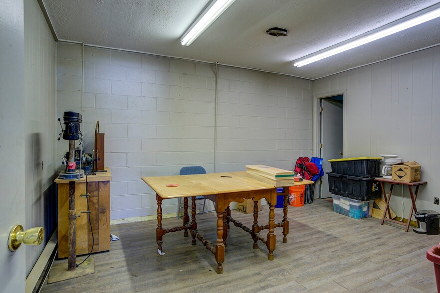 More Photos Of 525 W Market St, Johnson City Flex For Lease