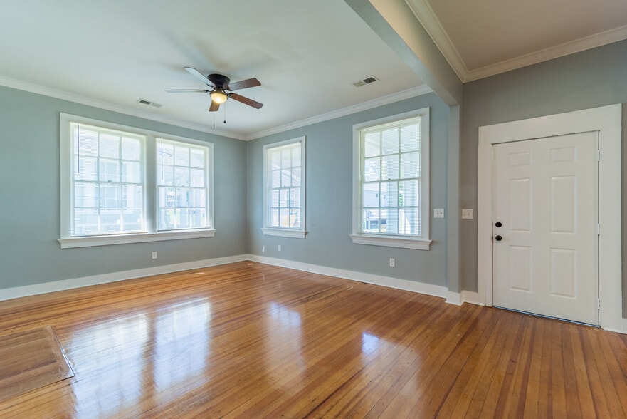 More Photos Of 302 Picadilly St, Columbia Specialty For Sale