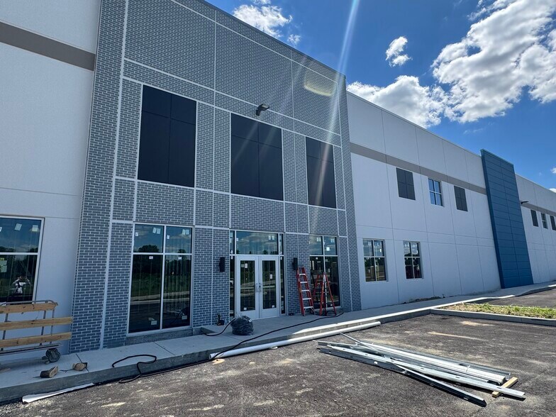 More Photos Of 20340 Grassy Branch Rd, Westfield Warehouse For Lease
