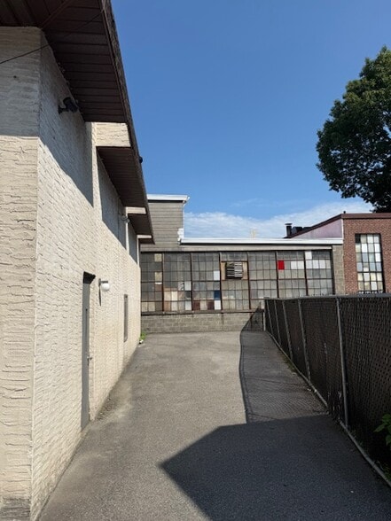 More Photos Of 15 Center St, Pleasantville Warehouse For Lease