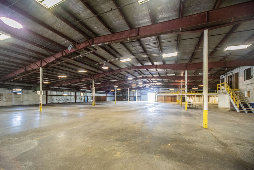 More Photos Of 501 Lakeshore Dr, Kuttawa Warehouse For Sale
