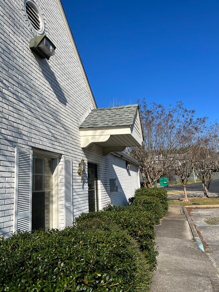 More Photos Of 1536 Montclair Rd, Birmingham General Retail For Lease