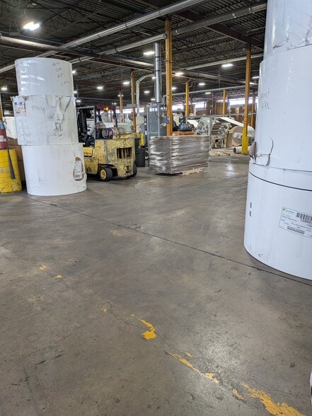 Primary Photo Of 4985 Rue Hickmore, Montréal Warehouse For Lease