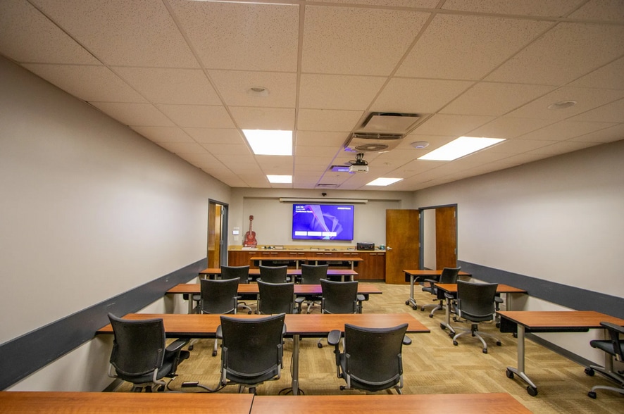 More Photos Of 104 Vantage Point Dr, West Columbia Showroom For Lease