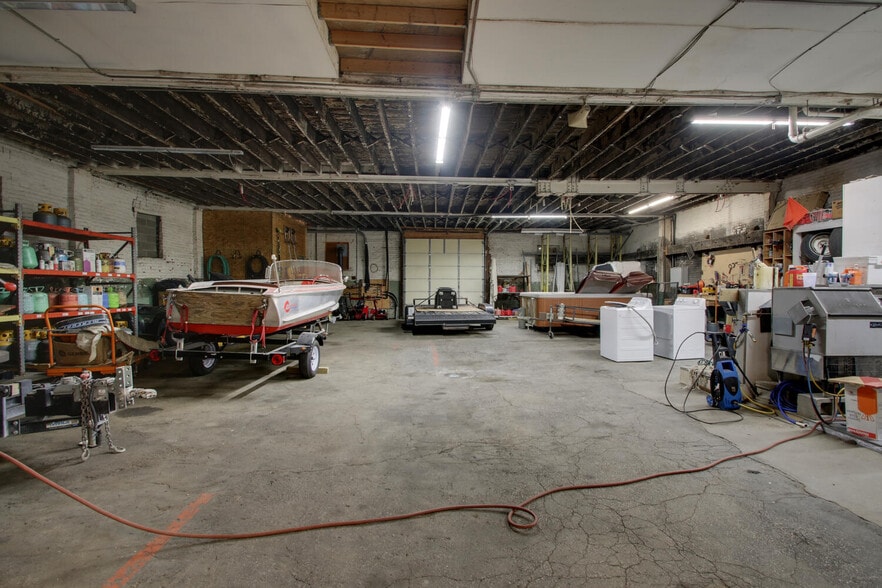 More Photos Of 301 S 7th St, Quincy Light Distribution For Sale
