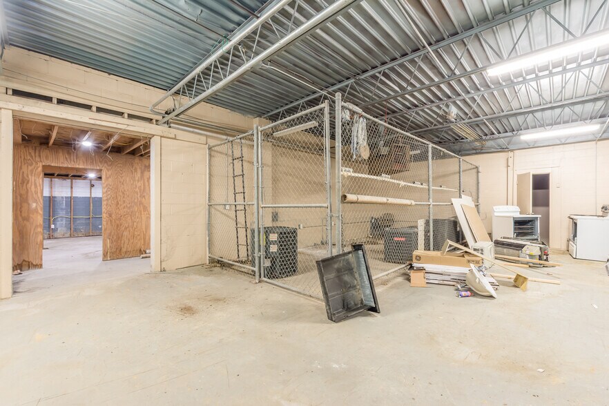 More Photos Of 8456 Newman St, Douglasville Light Manufacturing For Lease