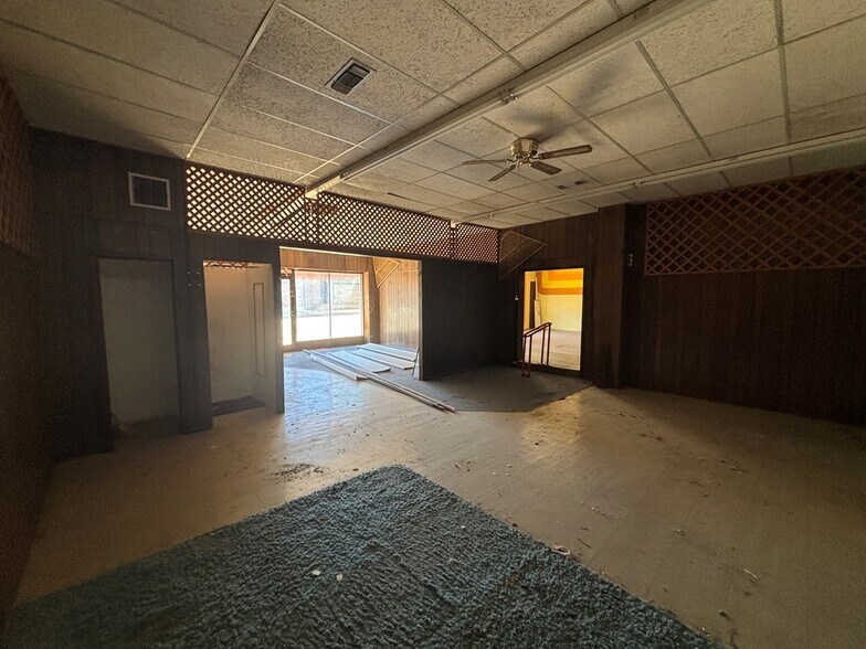 More Photos Of 122 Oak St, Sweetwater Storefront For Sale