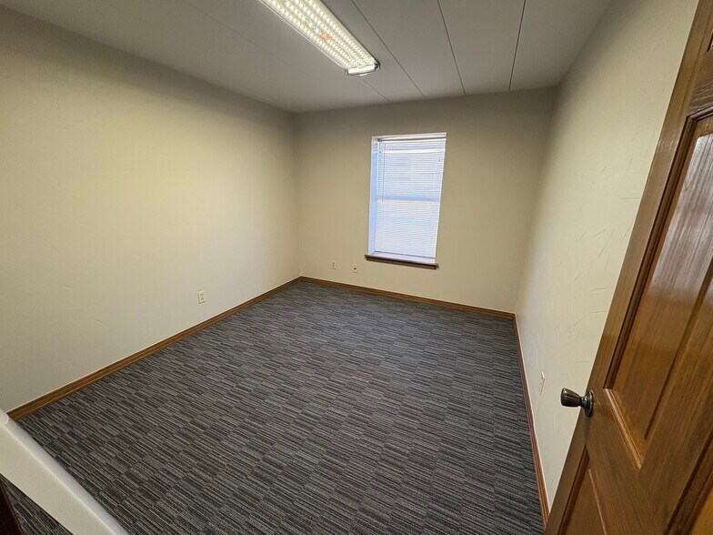 More Photos Of 614 N Travis St, Sherman Office For Lease