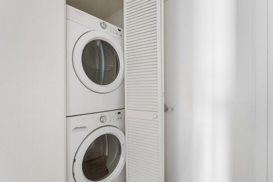 More Photos Of 214 Santa Monica Blvd, Santa Monica Apartments For Lease