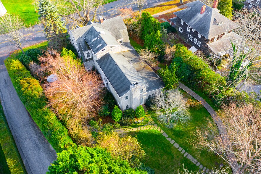 More Photos Of 31 N Main St, East Hampton Hospitality For Sale
