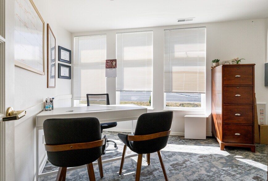 More Photos Of 35 SE Ely St, Oak Harbor Office For Sale