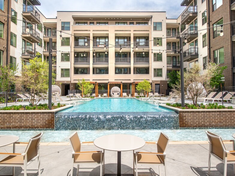 More Photos Of 411 W Commerce St, Dallas Apartments For Lease