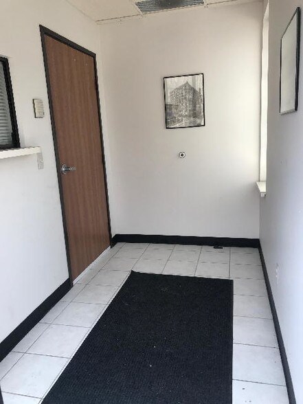 More Photos Of 21291 Hilltop St, Southfield Research And Development For Lease