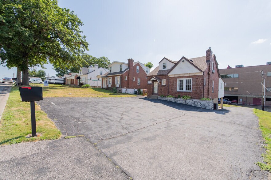 More Photos Of 4150 Crescent Dr, Saint Louis Office For Sale