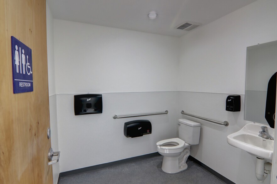 More Photos Of 3860 E Main St, Ventura Freestanding For Lease