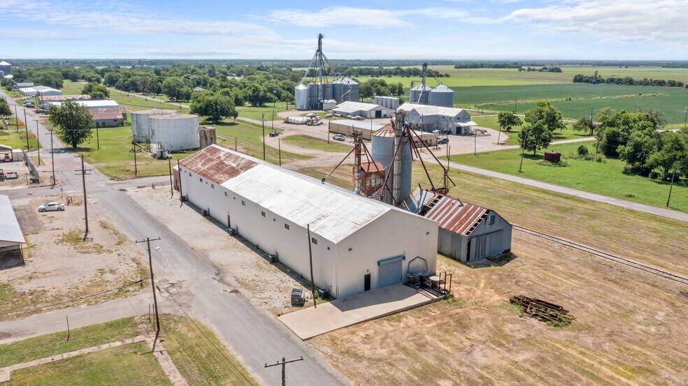 More Photos Of 151 5th St st, Honey Grove Flex For Sale