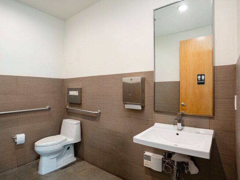 More Photos Of 134 Lomita St, El Segundo Office For Sale