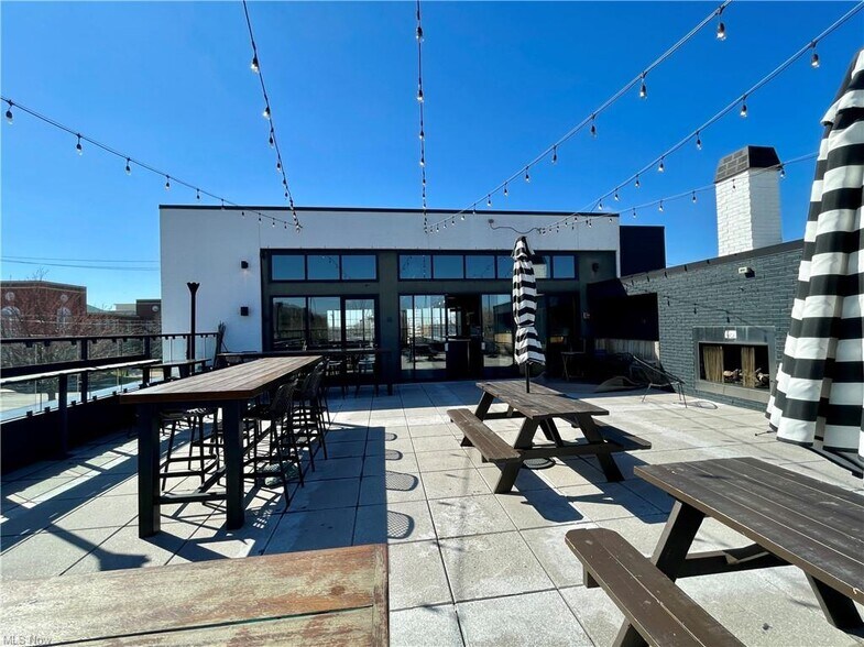 More Photos Of 3941 Erie St, Willoughby Restaurant For Lease
