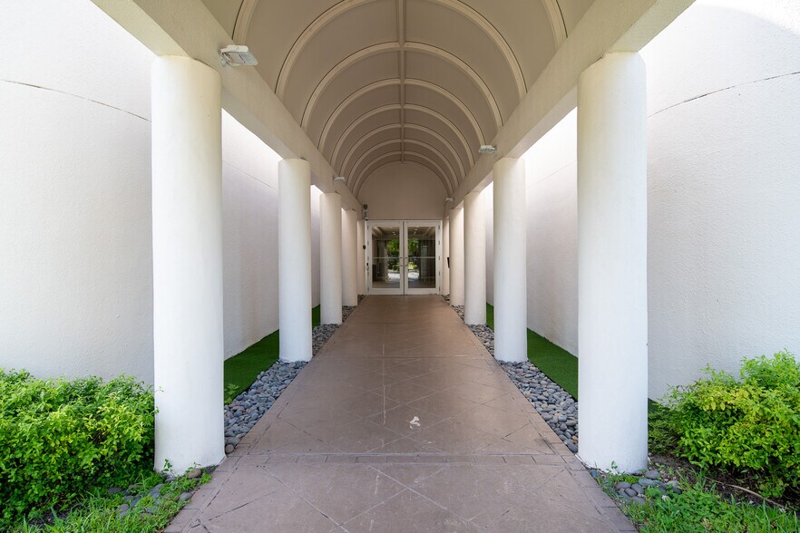 More Photos Of 851 Broken Sound Pky NW, Boca Raton Office For Lease