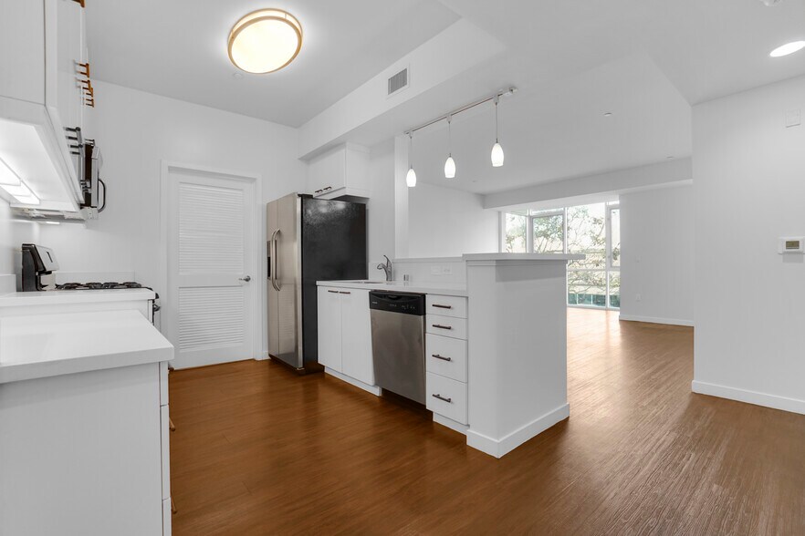 More Photos Of 525 Santa Monica Blvd, Santa Monica Apartments For Sale