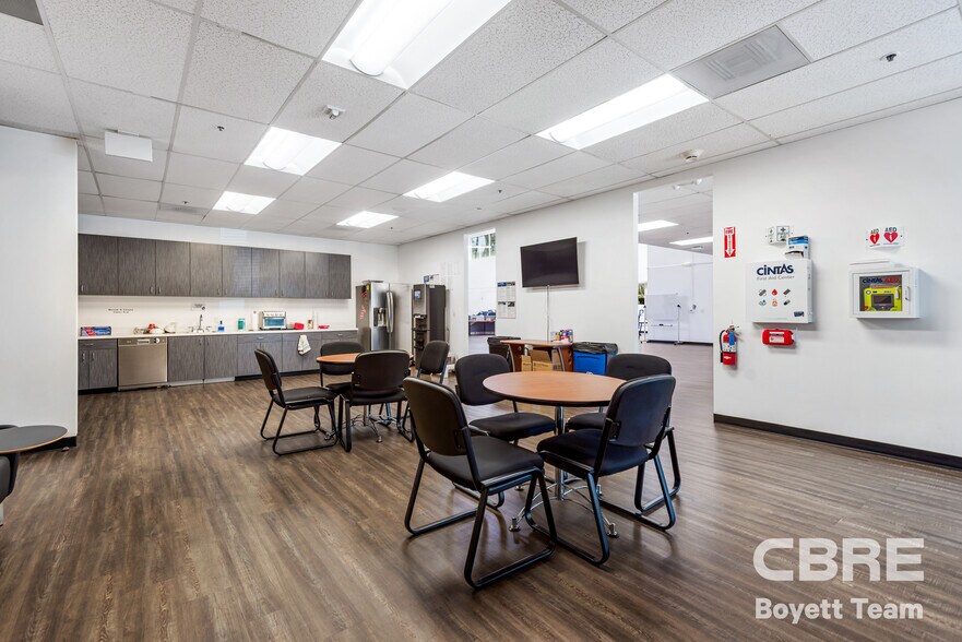 More Photos Of 26025 Mureau Rd, Calabasas Office For Sale