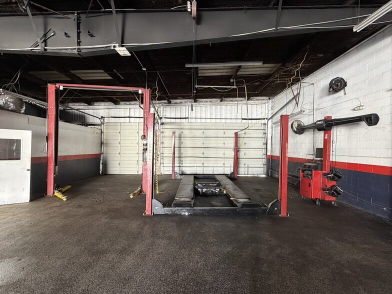 More Photos Of 1300 FM 1960, Houston Auto Repair For Sale