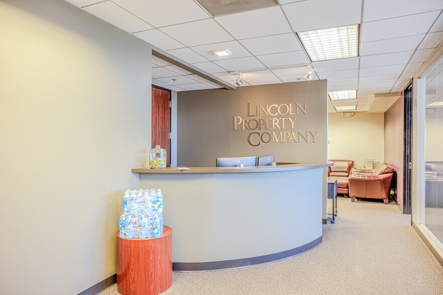 More Photos Of 300 W Pratt St, Baltimore Office For Sale