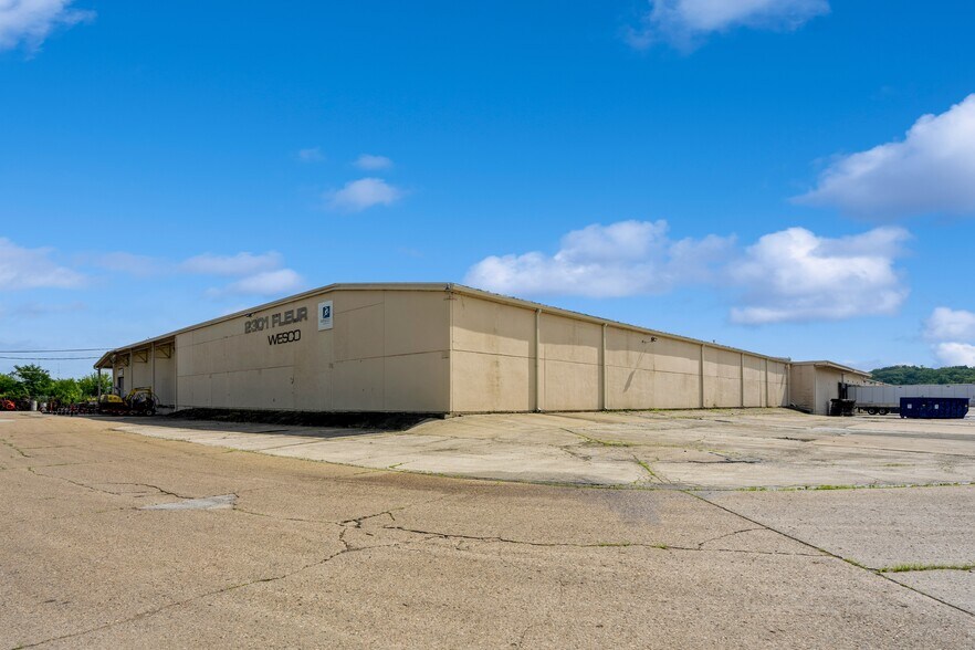 More Photos Of 2301 Fleur Dr, Des Moines Warehouse For Lease