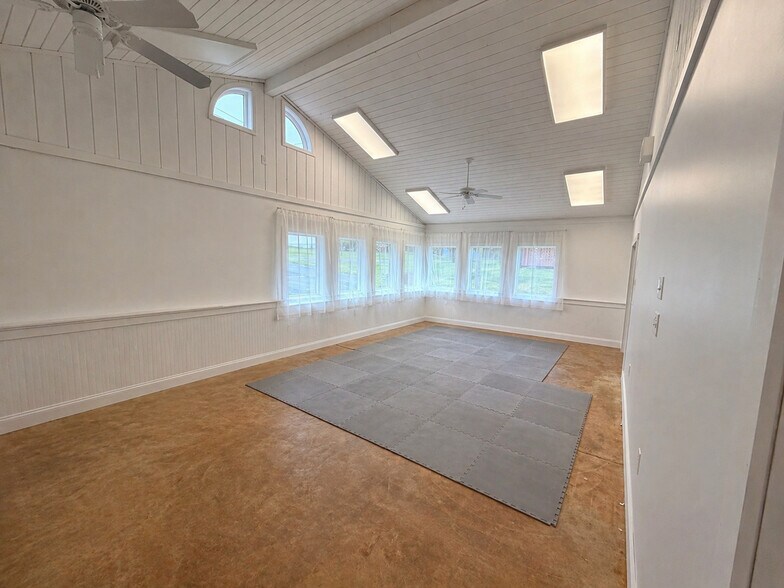 More Photos Of 3130 Memorial Hwy, Dallas Office For Sale