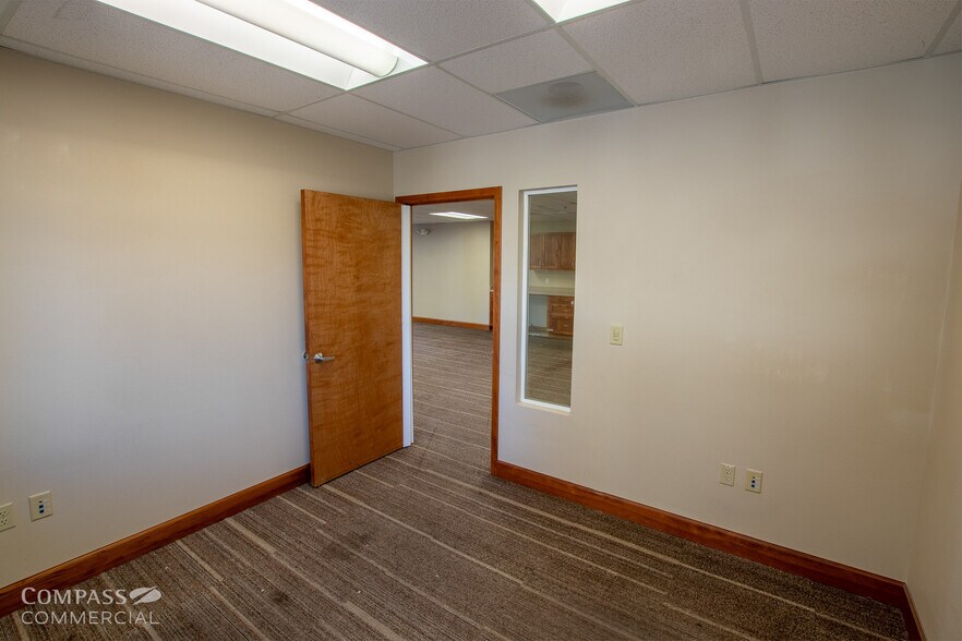 More Photos Of 2747 SW 6th St, Redmond Office For Lease