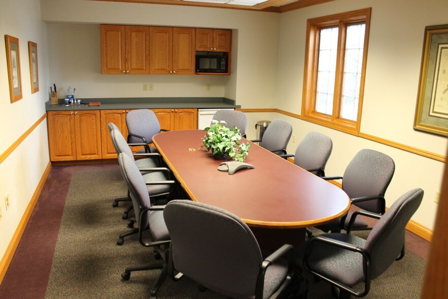 More Photos Of 2848 Memorial Dr, Two Rivers Medical For Lease