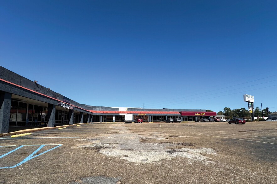 More Photos Of 2855 Ross Clark Cir, Dothan Storefront For Sale