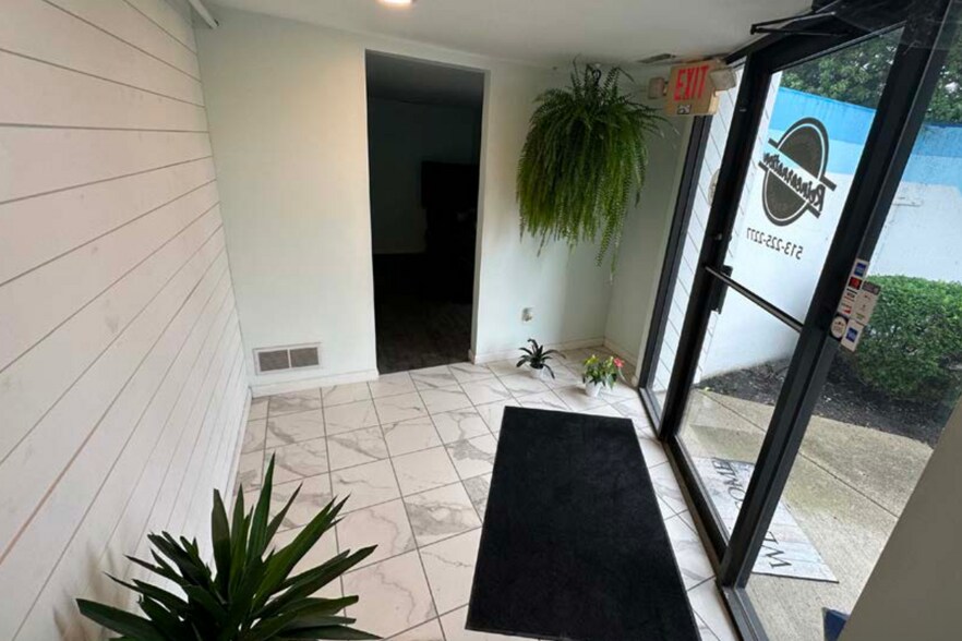 More Photos Of 9046 Goldpark Dr, Hamilton Manufacturing For Lease