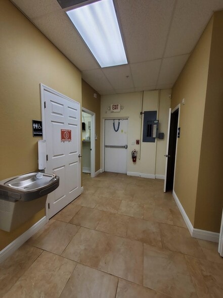 More Photos Of 375 Commercial Ct, Venice Office For Lease