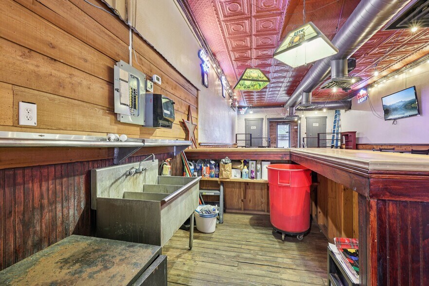 More Photos Of 113 N Main St, Moulton Bar For Sale