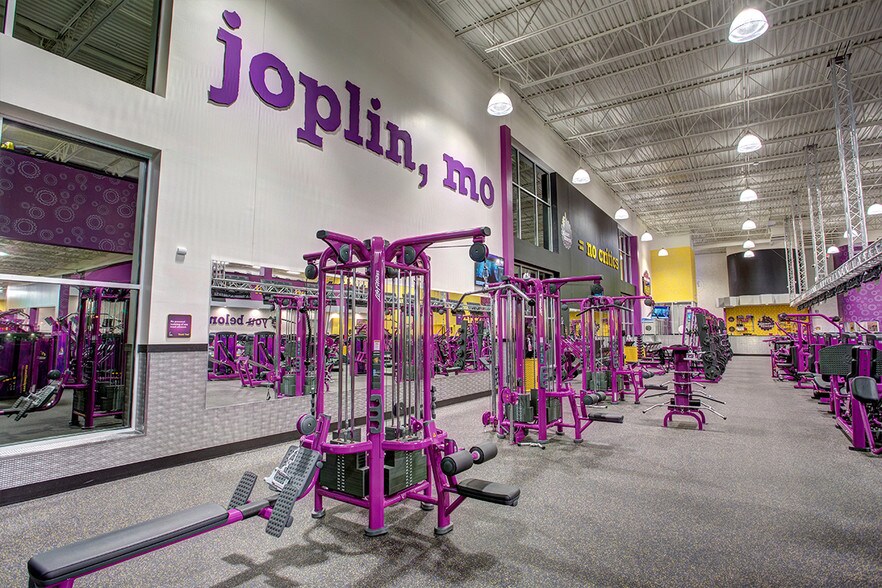 More Photos Of 2113 S Geneva Ave, Joplin Health Club For Sale