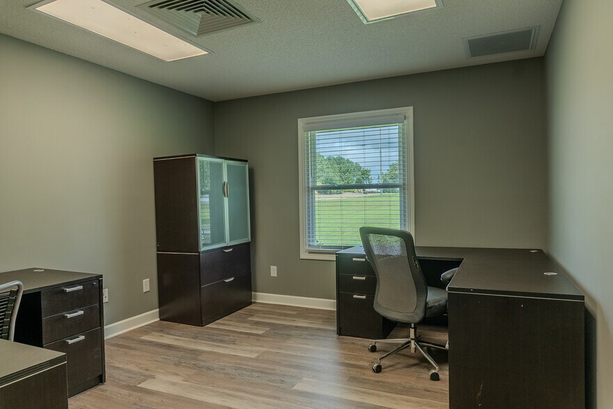 More Photos Of 6504 Burlington Rd, Whitsett Manufacturing For Lease