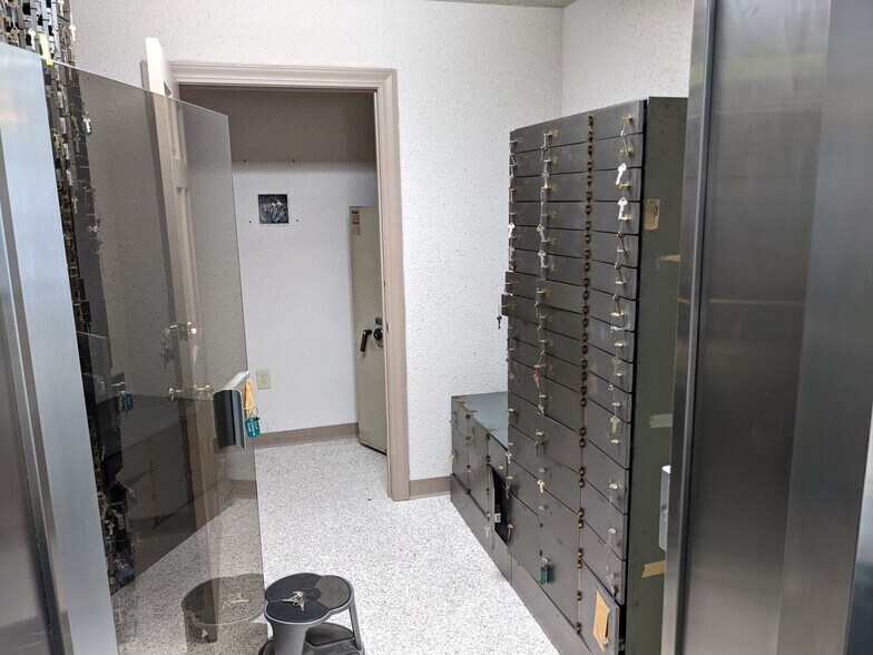 More Photos Of 105 Dearborn St, Great Falls Bank For Sale