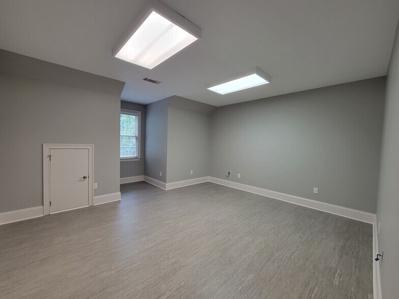 More Photos Of 182 Ben Burton Cir, Bogart Office For Sale