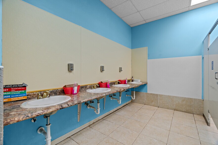 More Photos Of 3904 Delmar Blvd, Saint Louis General Retail For Sale