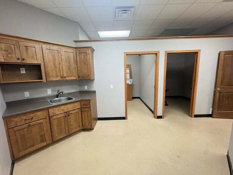 More Photos Of 304 W Highway 38, Hartford Office For Lease