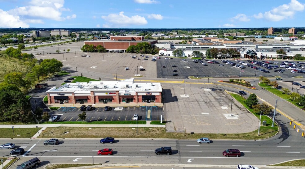 More Photos Of 506 W 14 Mile Rd, Troy Freestanding For Lease