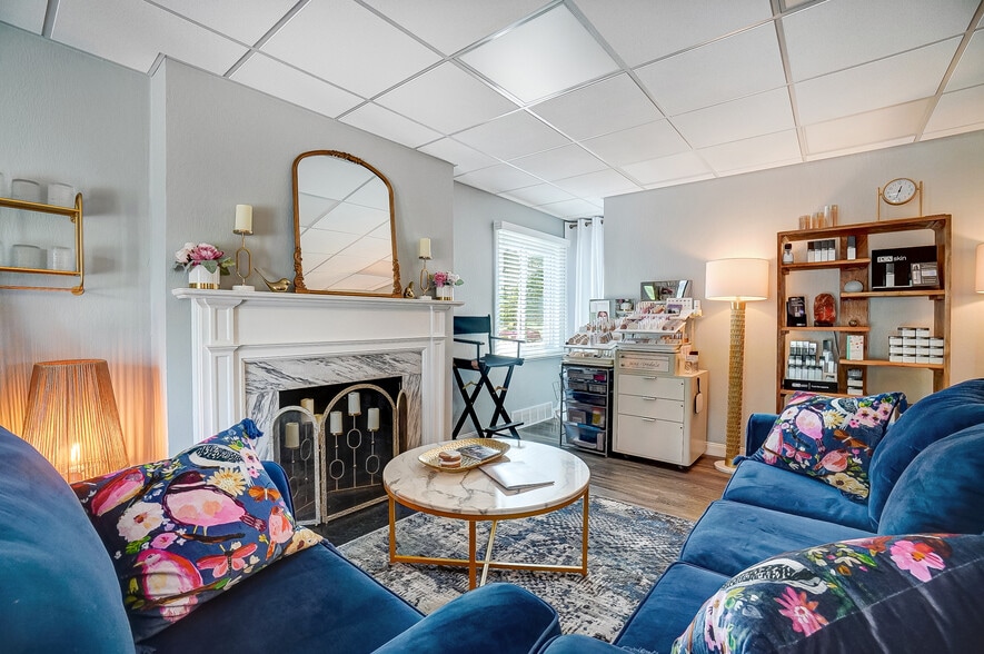 More Photos Of 235 W Franklin St, Centerville Storefront Retail Office For Lease