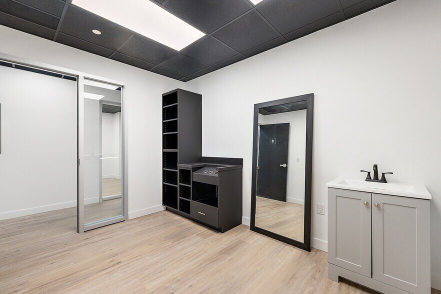 More Photos Of 801-803 W Big Beaver Rd, Troy Office For Lease