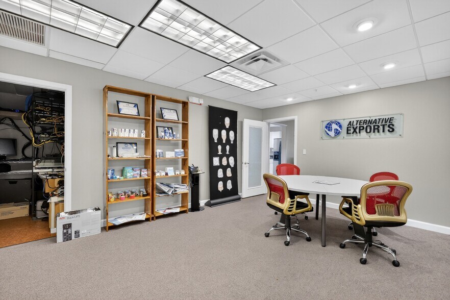 More Photos Of 2721 Pemberton Dr, Apopka Warehouse For Lease
