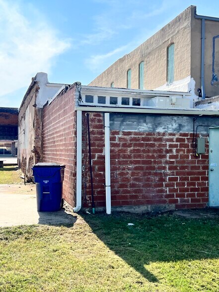 More Photos Of 317 S Main St, Lindsay General Retail For Sale