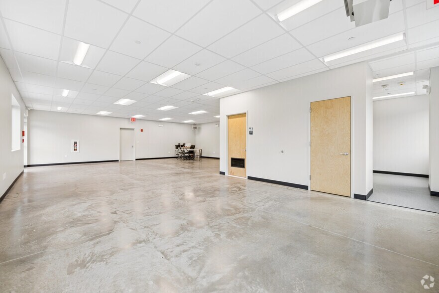 More Photos Of 2577 Forest Ave, Staten Island Truck Terminal For Lease
