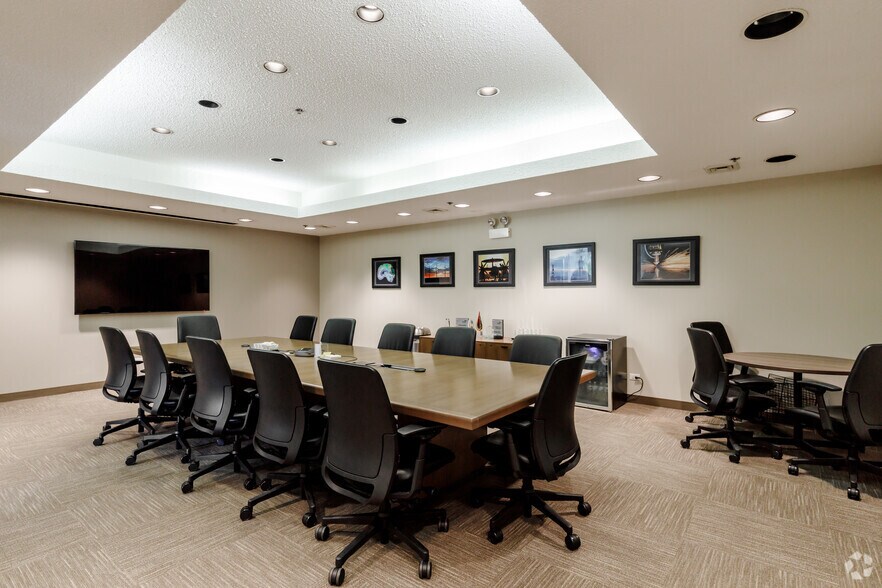 More Photos Of 1950 S Batavia Ave, Geneva Office For Lease